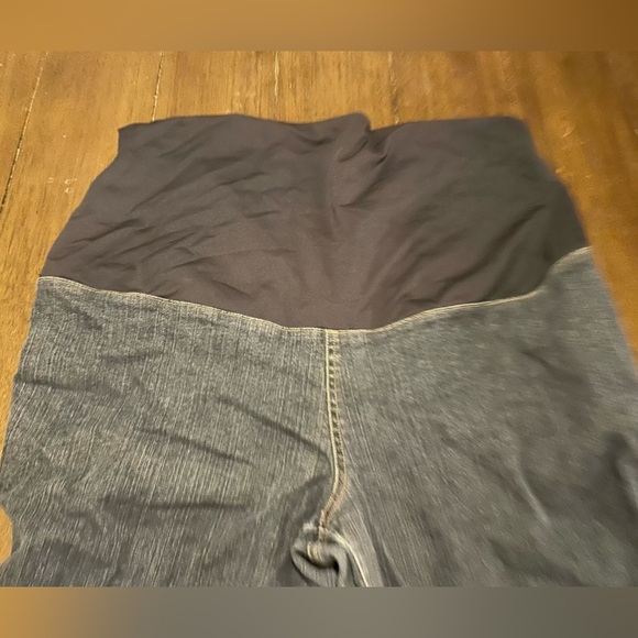 🔴 New Additions Maturnity Capris - Picture 2 of 5